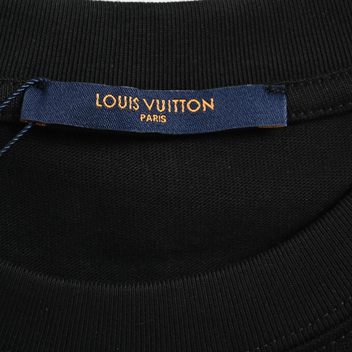 Louis Vuitton/Louis Vuitton long sleeves with cursive signature letters embroidered on the chest